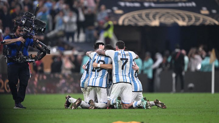 Les Argentins réussissent un sans-faute dans cette séance de tirs au but. L'Albiceleste bat la France et décroche son troisième titre mondial, le premier depuis 1986. (KIRILL KUDRYAVTSEV / AFP)