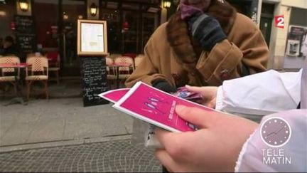 Distribution d'éthylotests à Paris. (FRANCE 2)