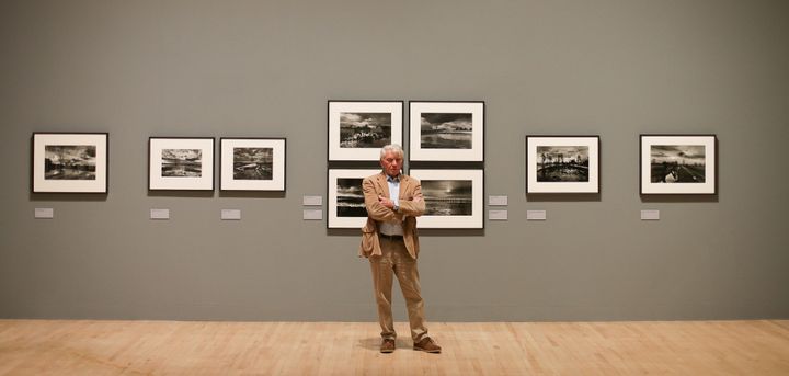 Le photographe Don McCullin posant devant ses oeuvres au Tate Britain à Londres. 
 (Daniel LEAL-OLIVAS / AFP)