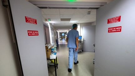 Le département réservé aux patients atteints du Covid-19, à l'hôpital de Mulhouse (Haut-Rhin), en novembre 2020. (PATRICK HERTZOG / AFP)