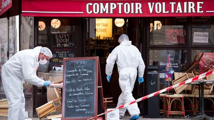 Des membres de la police scientifique enquêtent sur la terrasse du Comptoir Voltaire, à Paris, le 14 novembre 2015. (MAXPPP)