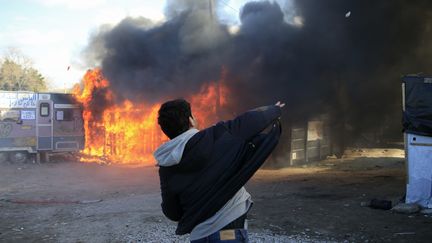 La situation s'est tendue, en début d'après-midi, à la suite d'un départ de feu de cabanes. Des projectiles ont été lancés sur les CRS par des migrants et des militants No Border. (PASCAL ROSSIGNOL / REUTERS)