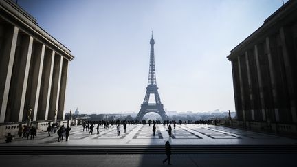 La tour Eiffel vue depuis le parvis des droits de l'homme, à Paris, le 22 février 2018.&nbsp; (STEPHANE DE SAKUTIN / AFP)