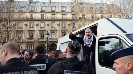 Abdelhakim Sefrioui, arrêté, dans un véhicule des forces de l'ordre le 29 décembre 2012 à Paris.  (MIGUEL MEDINA / AFP)