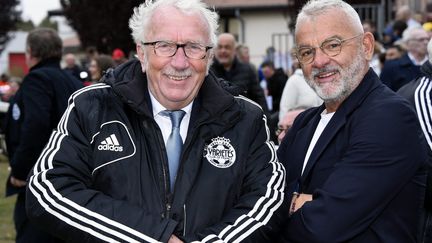 Jacques Vendroux en compagnie d'Olivier Rouyer à l'occasion d'un match du Variétés club de France pour l'inauguration du stade Aldo Platini à Velaine-en-Haye le 23 septembre 2018. (ALEXANDRE MARCHI / MAXPPP)