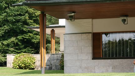 Sous l'auvent de l'entrée, des colonnes sculptées évoquent la tradition japonaise, un avant goût d'une batisse entre raffinement et simplicité.
 (Sophie Jouve/Culturebox)