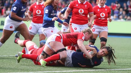 La capitaine Manae Feleu a inscrit son premier essai dans le Tournoi des six nations 2024 face au pays de Galles, à Cardiff, le 21 avril. (GEOFF CADDICK / AFP)