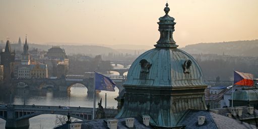 Les drapeaux tchèque et européen flottent sur des bâtiments gouvernementaux à Prague le 30 décembre 2008. (Reuters - Petr Josek)