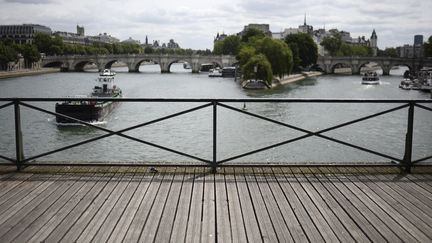 Le pont des Arts sans ses cadenas, le 1er juin 2015, &agrave; Paris. (STEPHANE DE SAKUTIN / AFP)