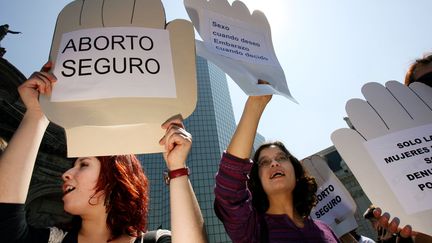 Des f&eacute;ministes manifestent pour obtenir le droit &agrave; l'avortement, le 28 septembre 2006 &agrave; Santiago du Chili.&nbsp; (MARTIN BERNETTI / AFP)