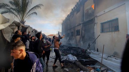 Un centre de l'agence de l'ONU pour les réfugiés palestiniens (UNRWA) touché par des tirs à Khan Younès, dans le sud de la bande de Gaza, le 24 janvier 2024. (RAMEZ HABBOUB / ANADOLU / AFP)