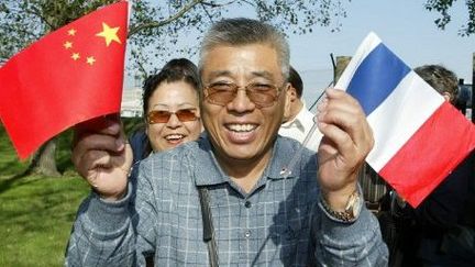 Arrivée en 2004 des premiers touristes officiels chinois en France. Aujourd'hui, ils sont des millions à voyager dans le monde, et notamment en Europe. (PIERRE ANDRIEU / AFP)