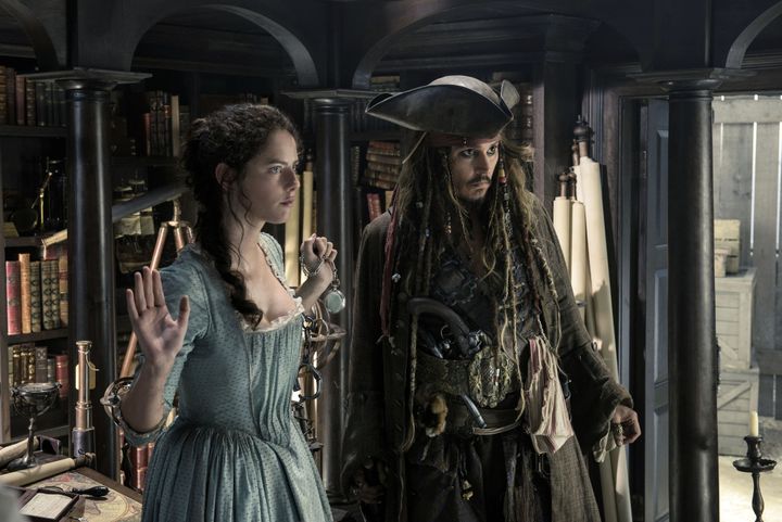 Carina Smyth (à gauche), jouée par Kaya Scodelario, jeune astronome qui aide Jack Sparrow (à droite) à récupérer le Trident de Poséïdon. 
 (Walt Disney Pictures / Jerry Bru / Collection ChristopheL)