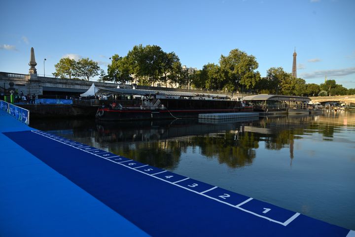 La Tour Eiffel en arrière plan pour le départ du triathlon, avec l'épreuve de natation dans la Seine, lors du test event le 20 août 2023. (MILLEREAU PHILIPPE / AFP)