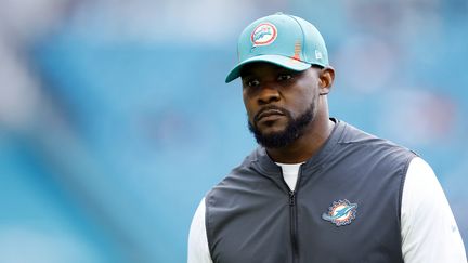 Brian Flores, alors&nbsp;entraîneur en chef&nbsp;des Miami Dolphins, lors d'un match de saison régulière contre les New England Patriots, le 9 janvier 2022.&nbsp; (MICHAEL REAVES / GETTY IMAGES NORTH AMERICA)