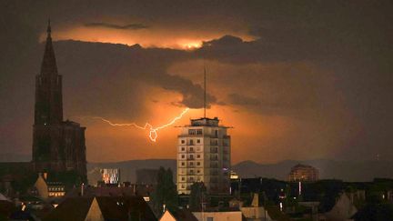 Un éclair dans la ville de Strasbourg (Bas-Rhin), le 5 juin 2022. (MAXPPP)