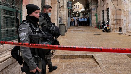 Les forces de l'ordre déployées dans la vieille ville de Jérusalem après un attaque à l'arme à feu, le 21 novembre 2021. (MENAHEM KAHANA / AFP)