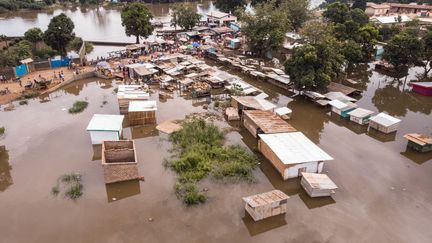 Photo aérienne d'un quartier de Bangui envahi par les eaux de l'Oubangui, le 28 octobre 2019. (FLORENT VERGNES / AFP)