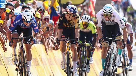 Jasper Philipsen à l'arrivée de la troisième étape du Tour de France, à Bayonne, le 3 juillet 2023. (ANNE-CHRISTINE POUJOULAT / AFP)