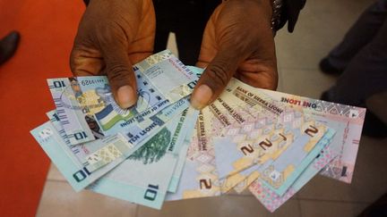 Nouveaux billets de banque émis en Sierra Leone, le 1er juillet 2022. (SAIDU BAH / AFP)