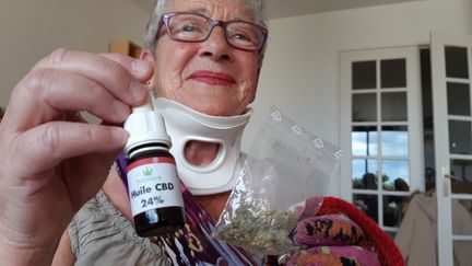 Depuis deux ans, Chantal se soigne avec des fleurs et de l'huile de cannabis.&nbsp; (SOLENNE LE HEN / RADIO FRANCE)