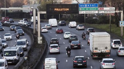 Des voitures sur le périphérique parisien lors d'un pic de pollution.&nbsp; (ETIENNE LAURENT / EPA)