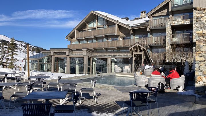 La terrasse de l'Annapurna, l'hôtel de la famille Pinturault à Courchevel. (FRANCEINFO: SPORT / Adrien Hémard-Dohain)