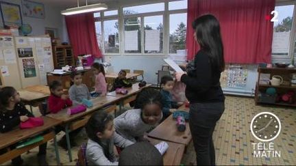 L'enseignement, métier adapté aux deux sexes selon un sondage. (FRANCE 2)