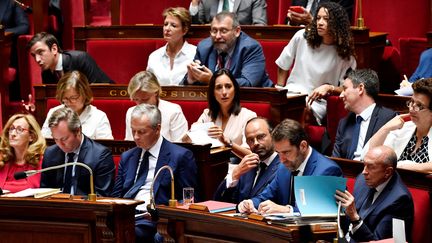 Le ministre de l'Économie Bruno Maire, le Premier ministre Édouard Philippe, le secrétaire d'État des&nbsp;relations avec le Parlement, Christophe Castaner et le ministre de l'Intérieur Gérard Collomb pendant&nbsp;le débat à l'Assemblée nationale, avant les votes des deux motions de censure contre le gouvernement, le 31 juillet 2018.&nbsp;  (GERARD JULIEN / AFP)