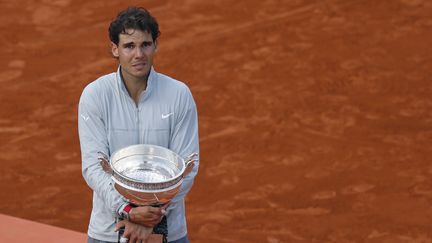 Rafael Nadal verse des larmes de joie sur le cour central de Roland Garros (Paris), apr&egrave;s avoir remport&eacute; son neuvi&egrave;me titre face &agrave; Novak Djokovic, le 8 juin 2014. (PATRICK KOVARIK / AFP)