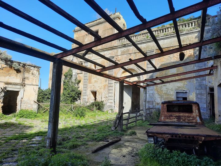 L’entrée du Palais d’Avalos sur l'île de Procida, située dans la baie de Naples. (BRUCE DE GALZAIN / RADIO FRANCE)