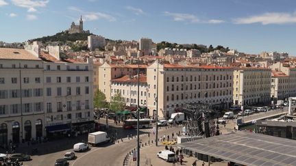 A la veille de l'arrivée de Belem, qui porte la flamme olympique, à Marseille, dans les Bouches-du-Rhône, la ville est en plein préparatifs.