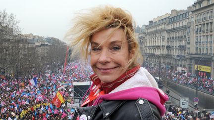 Frigide Barjot, porte-parole de La Manif pour tous, collectif oppos&eacute; au mariage des couples de m&ecirc;me sexe, lors d'une manifestation, &agrave; Paris,&nbsp;le 24 mars 2013. (PIERRE ANDRIEU / AFP)