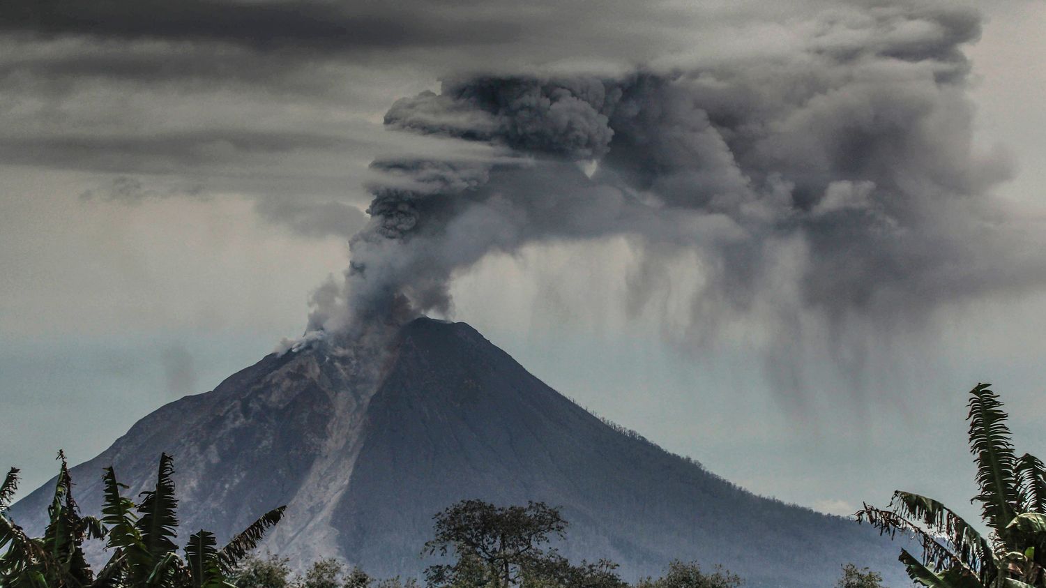 VIDEO Indon sie le  volcan Sinabung  entre de nouveau en 