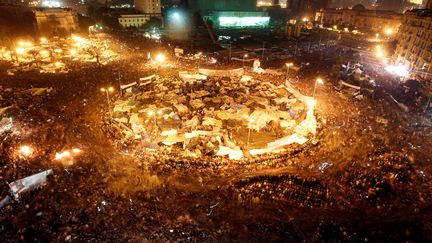 Des Egyptiens célèbrent l'annonce de la démission du président Hosni Moubarak sur la place Tahrir du Caire, le 11 février 2011. (AMR DALSH / REUTERS)