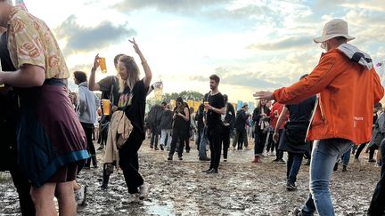 Après le concert d'Angèle et en attendant celui de PNL, la gadoue est devenue hyper glissante mais les festivaliers continuent à danser, dimanche 5 juin 2022 à We Love Green. (LAURE NARLIAN / FRANCE INFO CULTURE)