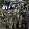 Des soldats des forces sp&eacute;ciales kenyanes arrivent &agrave; proximit&eacute; du centre commercial de Westgate, &agrave; Nairobi, pris d'assaut par des terroristes shebabs somaliens, samedi 21 septembre 2013.&nbsp; (SIMON MAINA / AFP)