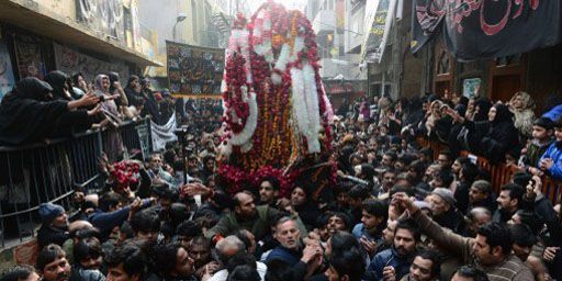 Procession de chiites pakistanais à Lahore (nord-est du pays) le 3 janvier 2013, marquant le 40e jour de deuil après l'anniversaire de la mort de l'imam Hussein, petit-fils du prophète Mohammad. (AFP - Arif ALI)