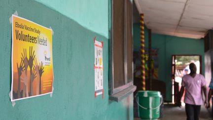 Un homme marche dans les couloirs de l'h&ocirc;pital Redemption &agrave; New Kru Town (Liberia), le 20 f&eacute;vrier 2015.&nbsp; (ZOOM DOSSO / AFP)