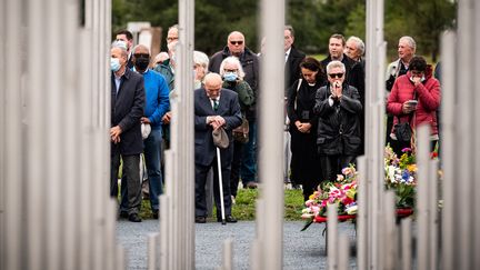 Des participants à l'hommage rendu mardi 21 septembre à l'explosion industrielle de septembre 2001 à l'usine chimique AZF à Toulouse. (LIONEL BONAVENTURE / AFP)