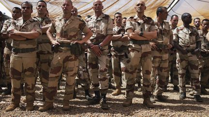 Des soldats fran&ccedil;ais rassembl&eacute;s &agrave; Gao (Mali), &agrave; l'occasion de la visite du ministre de la D&eacute;fense, Jean-Yves Le Drian, le 7 mars 2013.&nbsp; (JOE PENNEY / REUTERS)