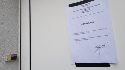 Un avis d'expulsion sur une porte d'entrée.&nbsp; (JEAN-FRAN?OIS FREY / MAXPPP)