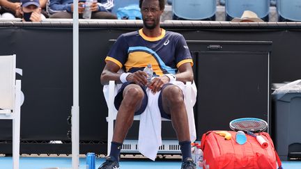 Gaël Monfils, le 8 février 2021 à Melbourne, lors de son dernier match sur le circuit avant une longue éclipse. (DAVID GRAY / AFP)