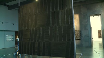 Accrochage d'une toile de Pierre Soulages au musée de Rodez&nbsp; (A.Khalaf / France Télévisions)