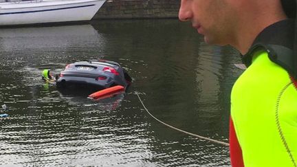 Lundi 24 août, une automobiliste a été sauvée de la noyade par des riverains, à Dinan (Côtes-d'Armor), après avoir perdu le contrôle de son véhicule. (France 2)