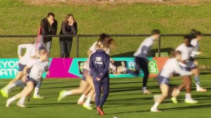 La Coupe du monde féminine de football a débuté jeudi 20 juin. Elle se déroule en Australie et en Nouvelle-Zélande. La France disputera son premier match dimanche 23 juillet, face à la Jamaïque. Depuis Sydney, le journaliste Martin Charmasson revient sur la conférence de presse donnée par les Bleues. (France 3)