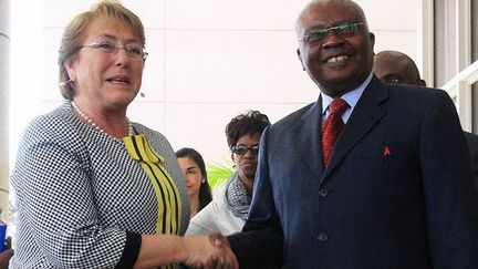 La présidente chilienne Michelle Bachelet (L) avec le président mozambicain Armando Guebuza lors d'une visite d'Etat à Maputo le 11 Août 2014. (FERHAT MOMADE / AFP)