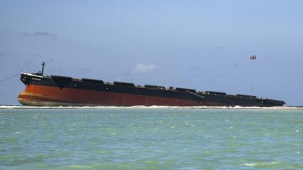 Le vraquier MV Wakashio, qui s'est échoué fin juillet, s'est scindé en deux samedi 16 août, au large de l'Île Maurice. (FABIEN DUBESSAY / AFP)