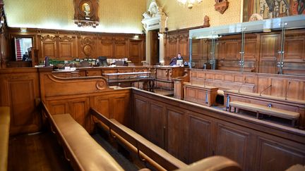 La&nbsp;salle d'audience du palais de justice de Paris, en octobre 2017, avant l'ouverture du procès d'Abdelkader Merah, le frère du tueur de Toulouse et de Montauban en 2012. (ERIC FEFERBERG / AFP)