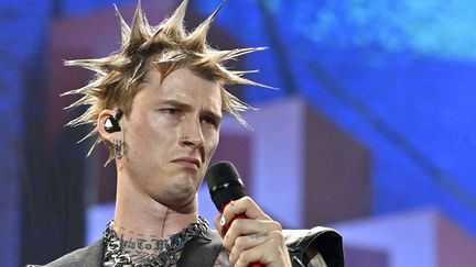 Combien de pots de gel fixateur ont-ils été nécessaires pour réaliser cette coiffure explosive ? Le chanteur Machine Gun Kelly sur scène au Hellfest vendredi 16 juin 2023. (JEROME FOUQUET / MAXPPP)